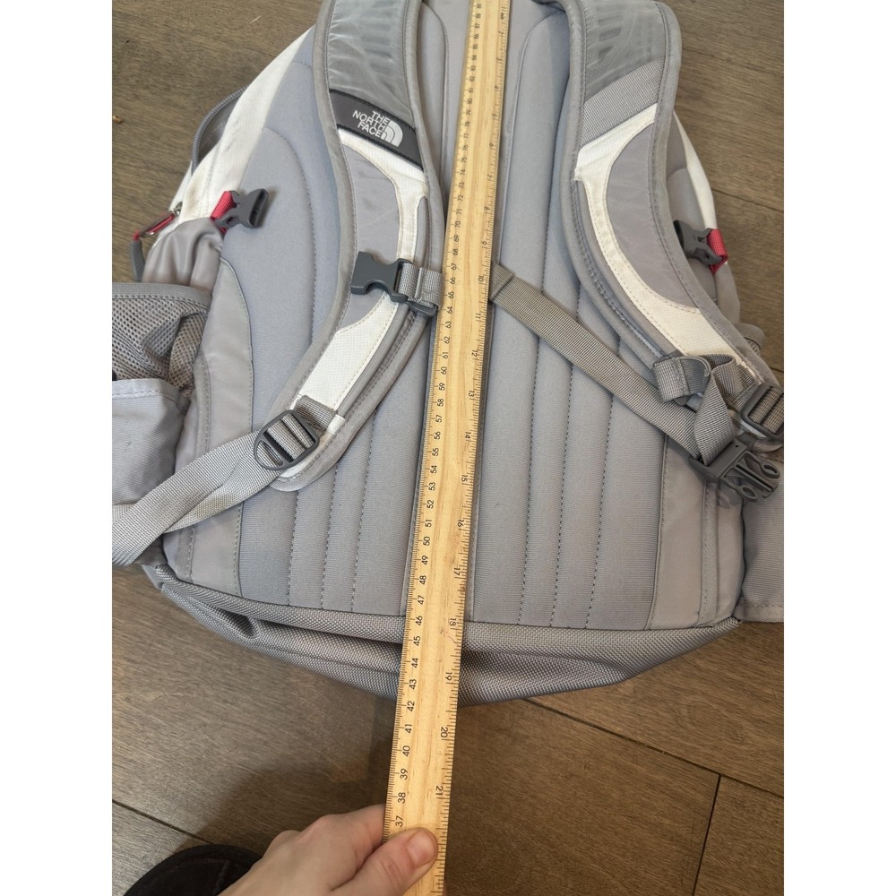 The North Face Recon Backpack Gray White Laptop Daypack Mesh Pockets Chest Strap - Picture 9 of 10